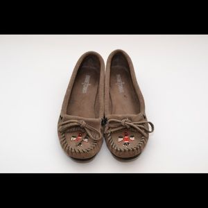 Minnetonka moccasins gray thunderbird size 8.5 EUC